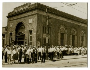 The Erie National Bank of Philadelphia suffered through a bank run in 1931. Hundreds of people waited in line to get as much money from their bank accounts as they could. (Historical Society of Pennsylvania) 