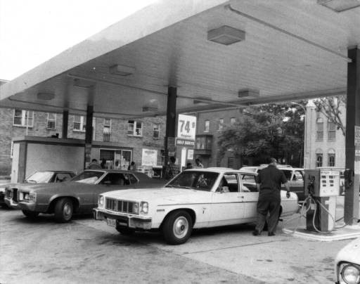 Cars lining up to fill up on gasoline during the 1979 oil crisis.
