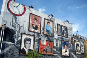 Fotografía en color de un mural con retratos de músicos de Filadelfia