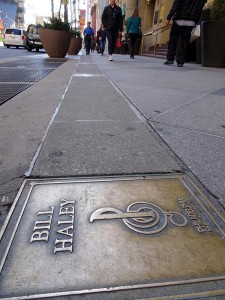 Ein Farbfoto von Bill Haleys Plakette auf dem Walk of Fame der Philadelphia Music Alliance.'s plaque on the Philadelphia Music Alliance's Walk of Fame.