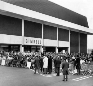 Black and white photo of a large crowd gathered outside of Gimbels department store for the grand opening at the King of Prussia Mall.